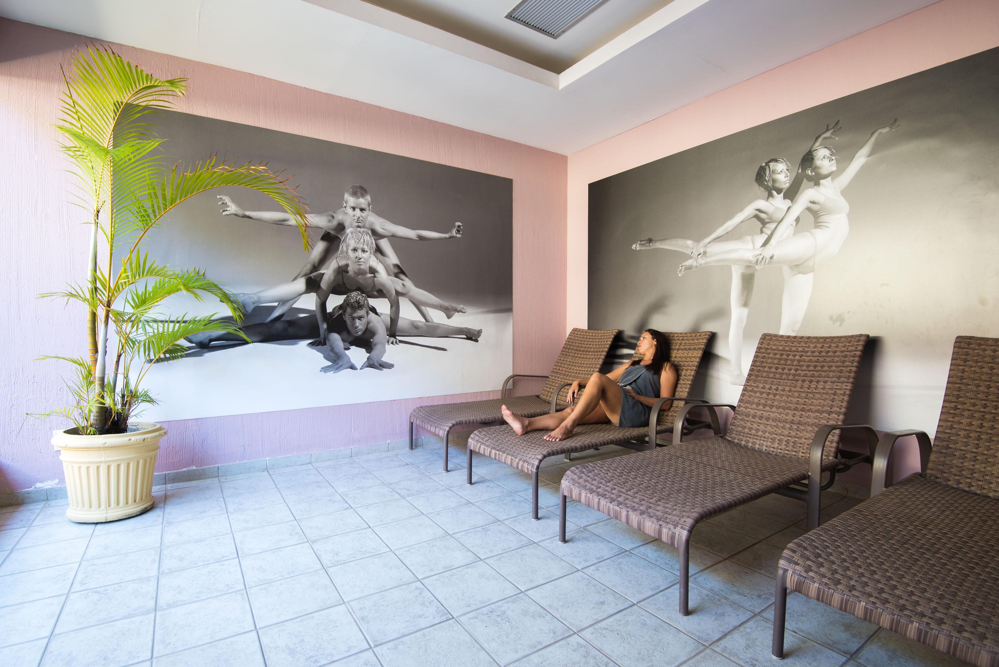 Vila Gale Eco Resort Angra Angra dos Reis Kültér fotó A woman relaxing at a spa