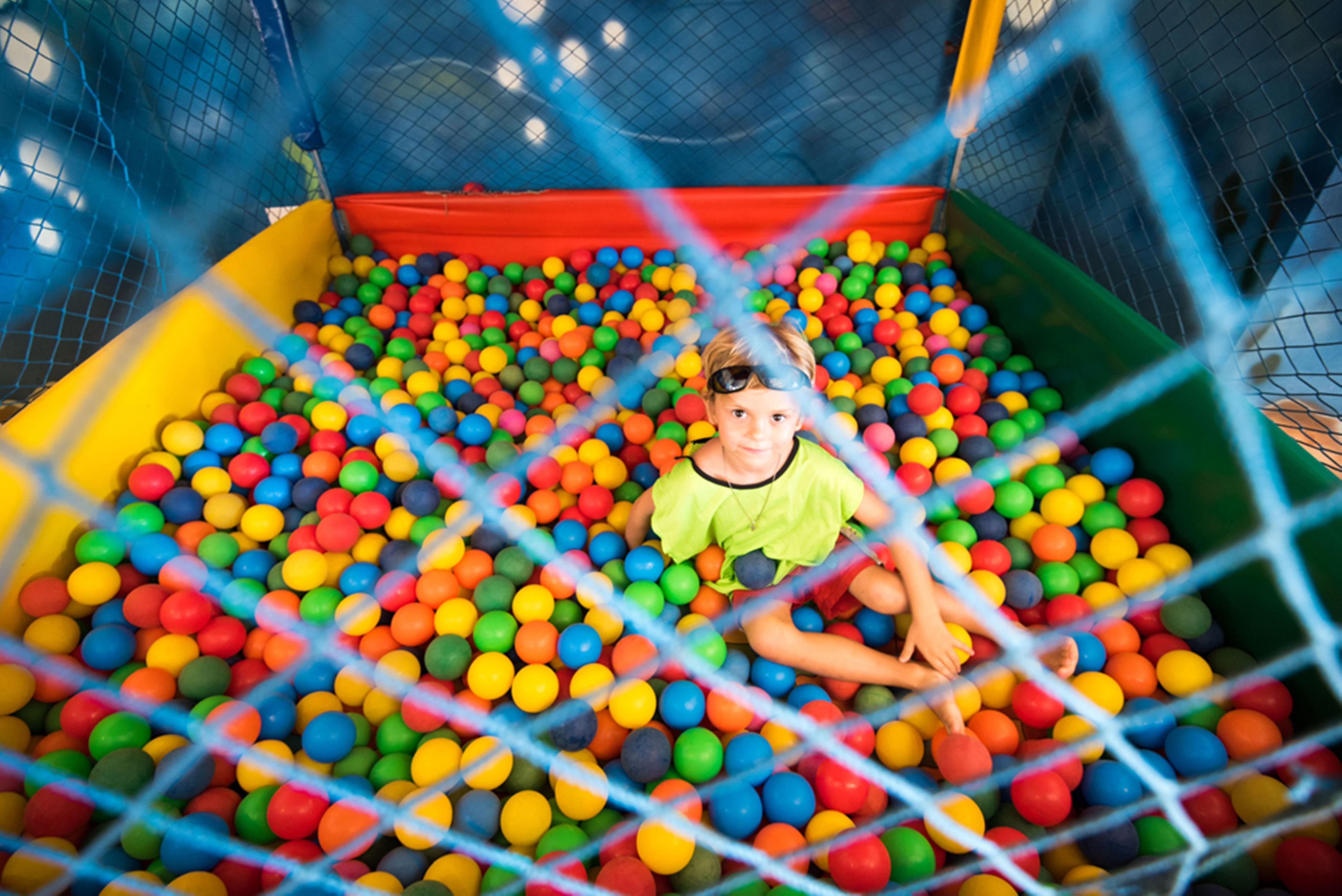 Vila Gale Eco Resort Angra Angra dos Reis Kültér fotó A child in a ball pit